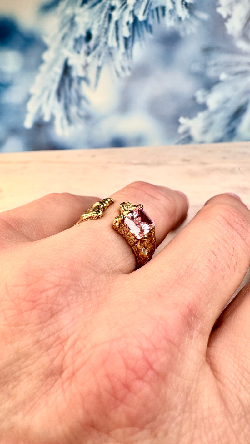 Breiter Ring mit Rosa Zirkonia , Gold plattiert, verstellbar