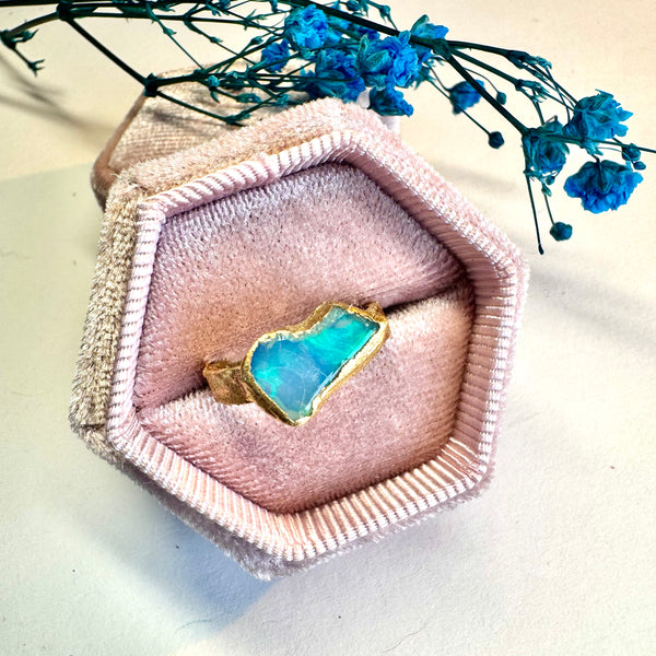 Ring mit australischem Roh Opal, Silber, Gold plattiert, Größe 50