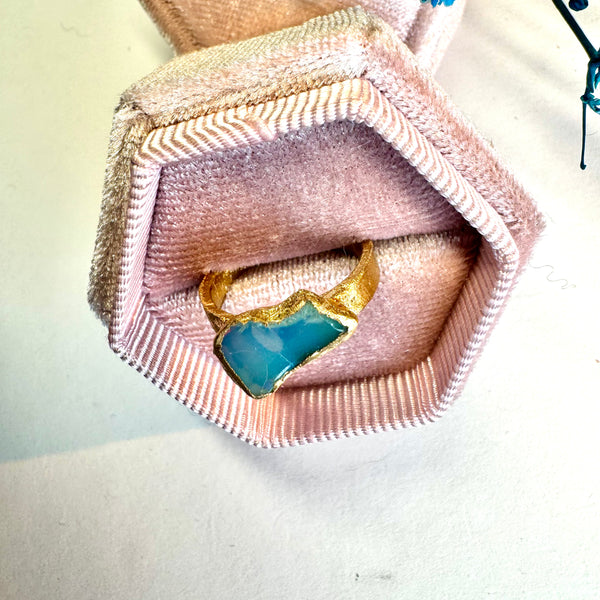 Ring mit australischem Roh Opal, Silber, Gold plattiert, Größe 50