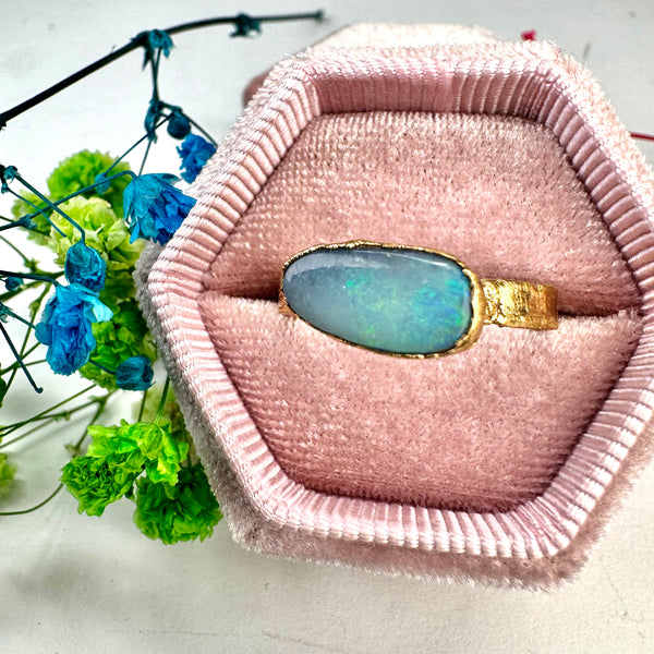 Ring mit australischem  Opal, Silber, Gold plattiert, Größe 59