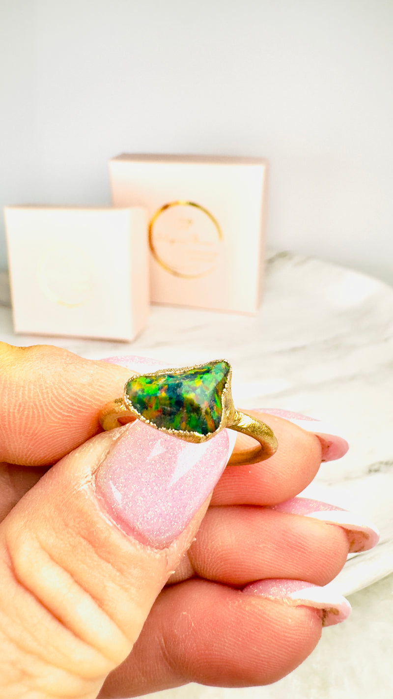 Ring schwarzer Roh-Kristall-Opal, Gold plattiert, Größe 58