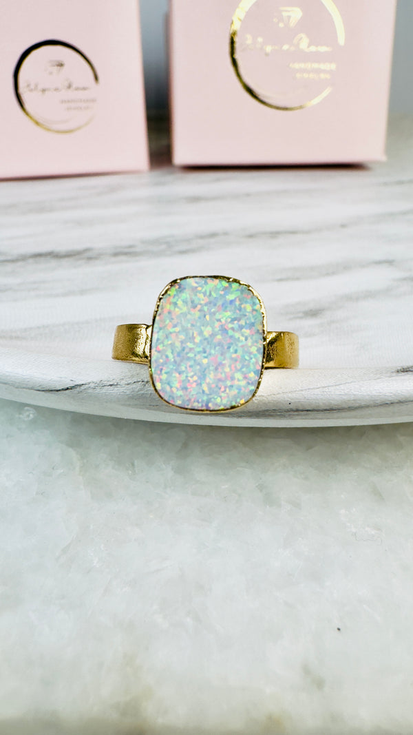 Ring mit weißen Kristall-Opal, Gold plattiert, Größe 56